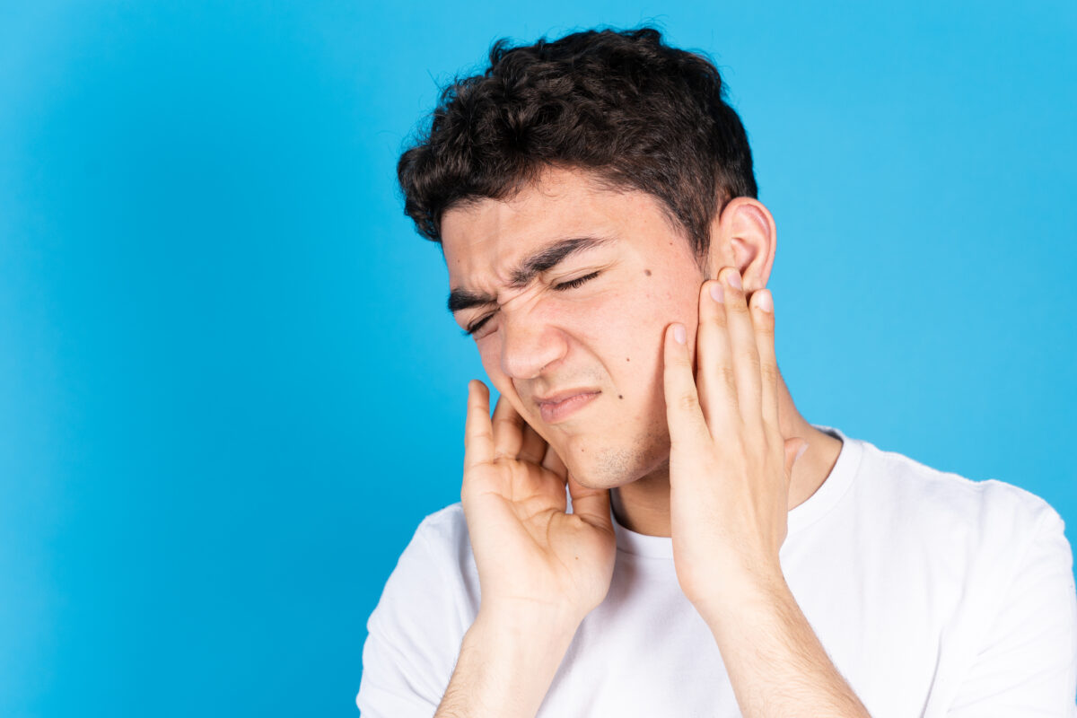 Какво е ушна инфекция и какво я причинява?